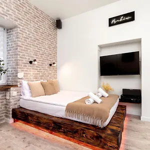 https://redwood-apartment.krakowhotelspoland.com